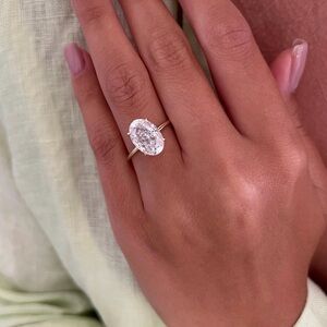 Elegant Gold Oval-Cut Ring